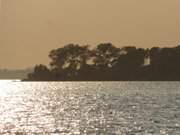 Das Achterwasser bei Usedom: Halbinsel Gnitz im Abendlicht.