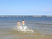 Hinein in die Ostsee: Badespa am Strand von Koserow.