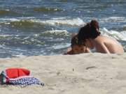 Familienurlaub auf Usedom: Mutter und Kind am Strand.