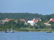 Fischerboote auf dem Achterwasser: Im Hintergrund ckeritz.