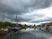 Dunkle Wolken: Alte Segelboote im Museumshafen Greifswald.