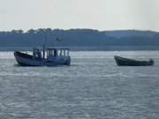 ber das Achterwasser: Fischerboote auf dem Weg nach Neppermin.