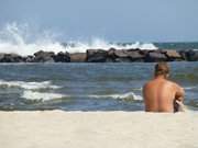 Steinschttungen gegen den Abtrag von Kste und Strand.