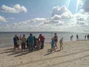 Badesgste am Strand des Ostseebades Karlshagen.