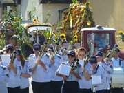 Fanfarenzug am Achterwasser: Das Erntefest beginnt in Loddin.