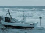 Auf den Strand gezogen: Fischerboot in Koserow.