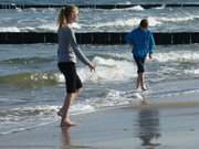 Strandwetter: Spielende Kinder am Ostseestrand von Usedom.