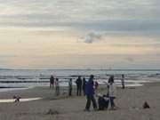 Zwischen Bansin und ckeritz: Wanderer auf dem Ostseestrand.