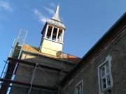 Nachmittagssonne: Das Schloss Pudagla hat einen neuen Turm.