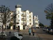 Herbstliches Licht: Hotel an der Strandpromenade von Ahlbeck.