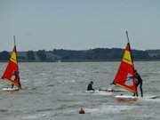 Frischer Wind: Surfschler an der Halbinsel Gnitz.