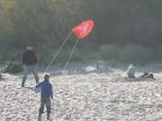 Urlaub auf Usedom: Drachensteigen auf dem Strand von Zinnowitz.