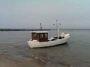 Usedomer Urlaubsmotiv: Fischerboot am Strand von Koserow.