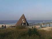 Lange Schatten: November am Ostseestrand von Koserow.