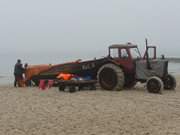 November auf Usedom: Fischerboot am Strand von Klpinsee.