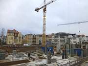 Frh am Morgen: Geschftigkeit auf der Baustelle am Meer.