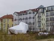 Fischerboot in Winterruhe: An der Strandpromenade von Bansin.