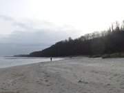 Dunkle Wolken an der Ostsee: Dezembertag am Strand von Klpinsee.