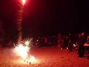 Silvester an der Ostseeküste: Feuerwerk am Strand.