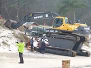 Spezialbagger in Zempin zum Buhnensetzen in der Ostsee.