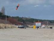 Ostseestrand von Zinnowitz: Drachensteigen bei starkem Wind.