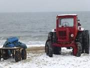 Trecker wartet auf Fischerboot: Winter auf der Insel Usedom.