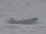 Fischerboot im Schneetreiben: Achterwasser bei Loddin.