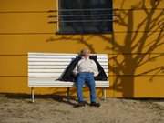 Sonnenbad im Windschatten: Ahlbecker Strandpromenade.