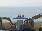 Arbeiten am versunkenen Bagger: Achterwasser bei Loddin.