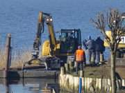 Hinaus auf das Achterwasser: Bagger auf den Pontons.