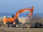 Technik am Loddiner Hafen: Kettenbagger und Bergepanzer.