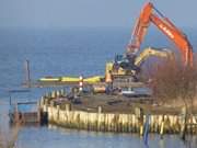 Abbau der "Rettungsbaustelle": Achterwasserhafen Loddin.