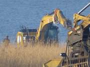 Eine Rettung, die gelingt: Der Bagger ist fast im Trocknen.