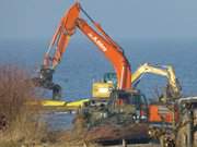 Bagger muss aufs Land: Letzte Arbeit des Bergepanzers.