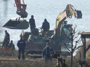 Polizei, Bagger, Panzer: Bergung am Hafen Loddin.