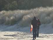 Karlshagen: Drachensteigen am Ostseestrand der Insel Usedom.