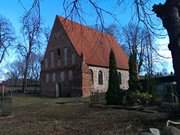 Im Kirchhof von Garz: Romanische Dorfkirche.