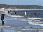 Frhes Anbaden: Mit den Fen in der Ostsee.