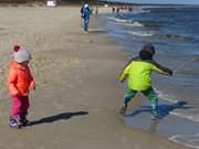 Kinderspiel am Ostseestrand: Der Sandstrand von Usedom.