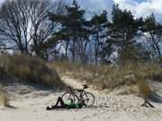 Erschpft: Radfahrer auf dem Ostseestrand von Koserow.