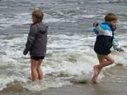 Immer wieder spannend, wann die Welle kommt: Kinder bei ckeritz.