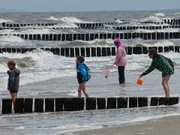 Warten auf die Wellen: Kinderspiel am ckeritzer Ostseestrand.