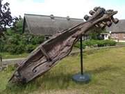 Ort der Musik: Holzskulptur im Kirchhof von Benz.