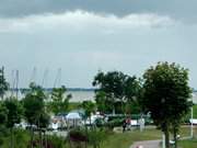 Regenwolken ber dem Achterwasser: Hafen Loddin.