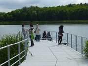 Blick ber den Klpinsee: Steg an der Strandpromenade.