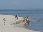 Strandwanderung: Familie am Strand von Trassenheide.