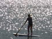 Stehpaddeln in der Abendsonne: Wassersportgebiet Achterwasser.