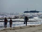 Wanderung am Strand: Seebad Zempin auf Usedom.