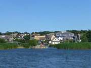 Am Hafen: Fischerdorf Loddin vom Achterwasser gesehen.