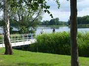 Auf der neuen Strandpromenade am Klpinsee.